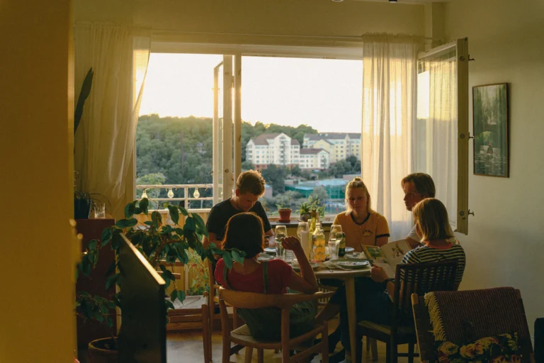 Família reunida em apartamento na Suécia, representando novas regras de imigração por vínculo familiar
