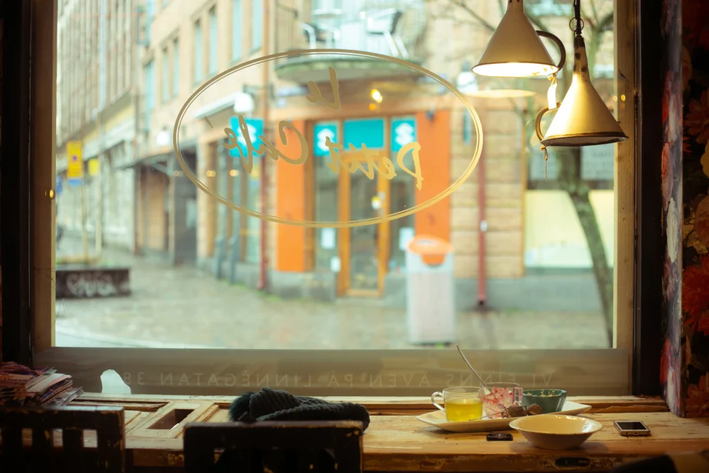 Café em Göteborg, representando estudante internacional trabalhando durante os estudos na Suécia