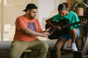 Jovens tocando violão — empréstimo de instrumentos e ferramentas na biblioteca Lava — Brassar