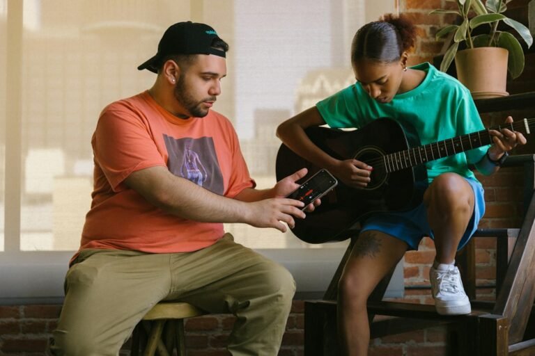 Jovens tocando violão — empréstimo de instrumentos e ferramentas na biblioteca Lava — Brassar