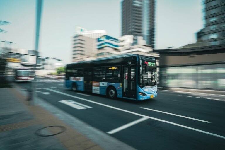 Ônibus urbano em movimento — tese sobre frotas elétricas em Estocolmo — Brassar