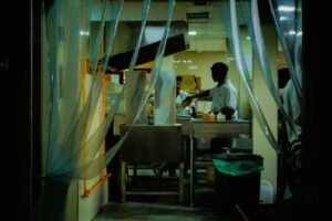 Auxiliar trabalhando em cozinha profissional — vaga no Nacka sjukhus — Brassar